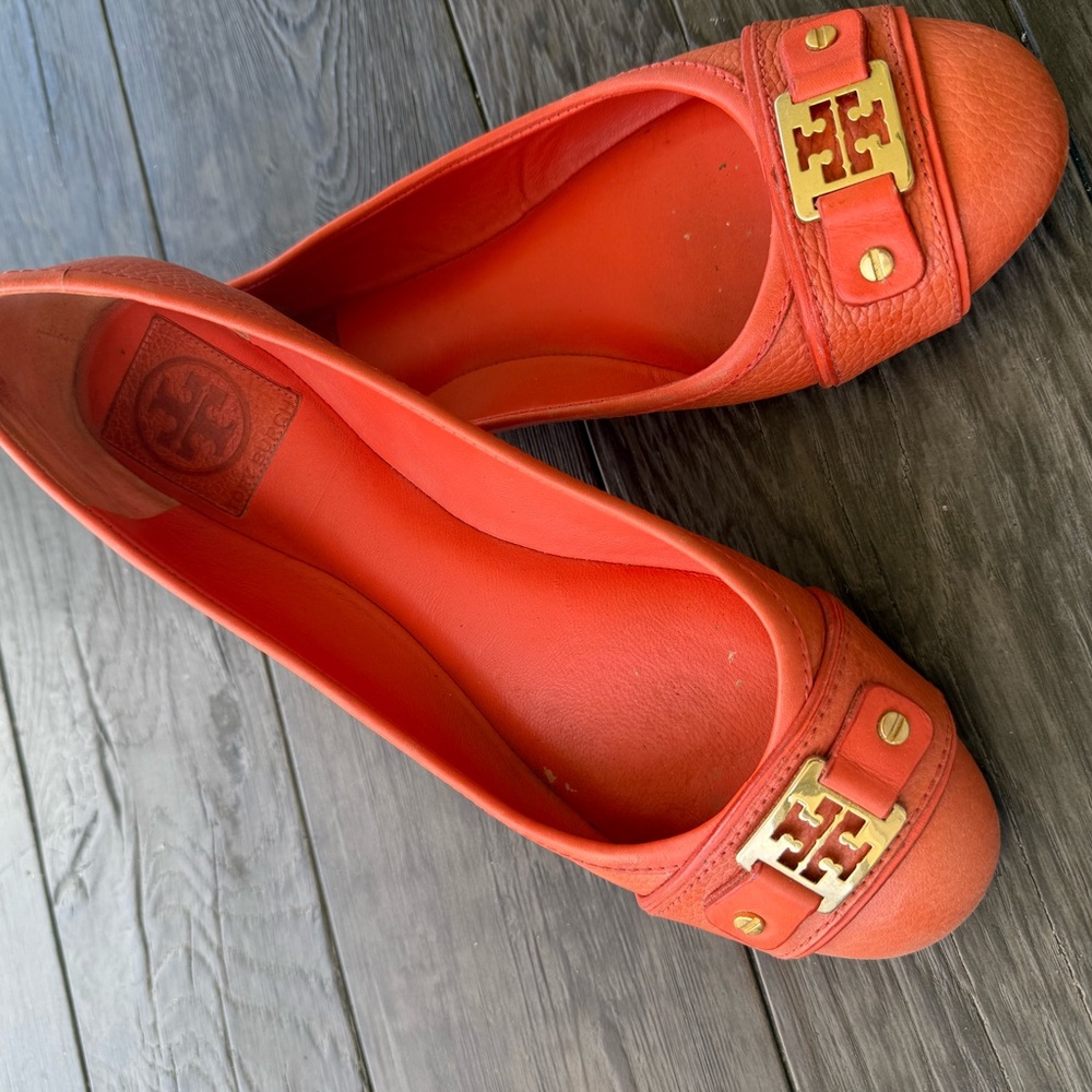 Tory Burch Women's Coral Loafers with Gold Accents Size 9